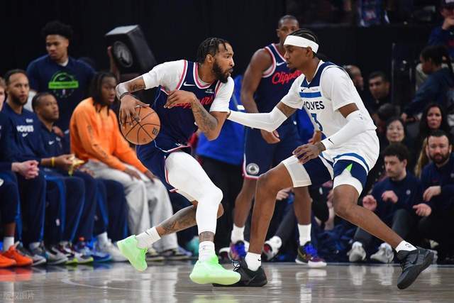 对飙战!快船领先16分被反扑:伦纳德爆砍28分,爱德华兹23分 对飙战!快船领先16分被反扑:伦纳德爆砍28分,爱德华兹23分