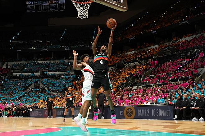 季后赛依然保持了稳定的表现，马刺后场核心的作用是不可替代的？