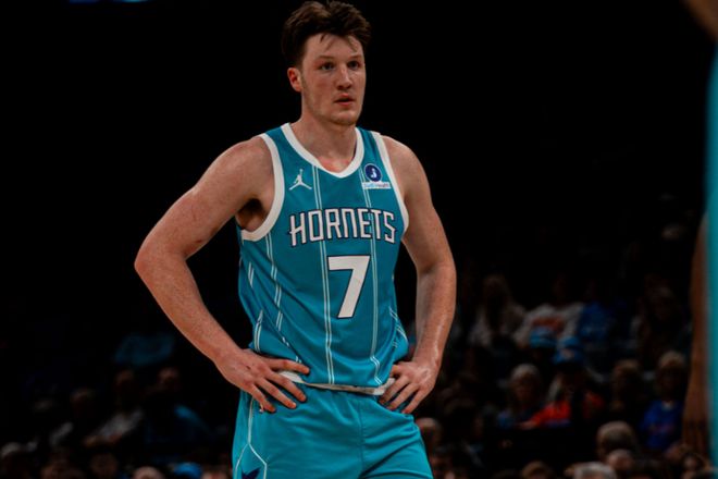 黄蜂灭老鹰9连胜创队史纪录 克努佩尔23+8创历史第一杰伦31+9+8 黄蜂灭老鹰9连胜创队史纪录 克努佩尔23+8创历史第一杰伦31+9+8