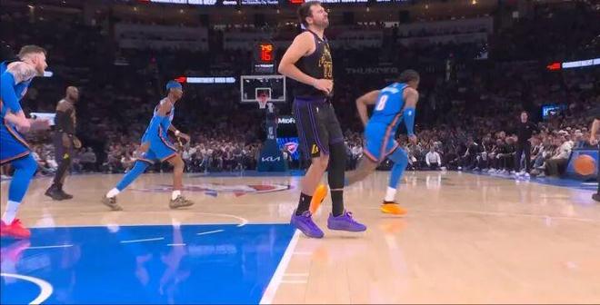 东契奇无对抗受伤,红着脸哭着离场!赛季报销? 东契奇无对抗受伤,红着脸哭着离场!赛季报销?