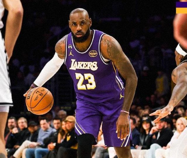 湖人大胜篮网詹姆斯助攻全队第一,与布朗尼父子连线开创NBA先河 湖人大胜篮网詹姆斯助攻全队第一,与布朗尼父子连线开创NBA先河