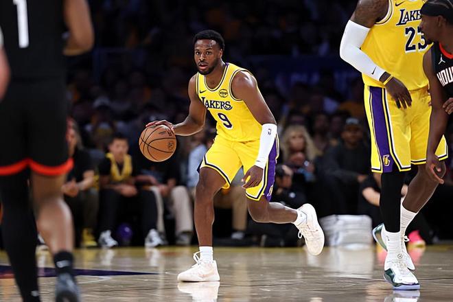 虽然表现不佳，但湖人后场新星好歹也是撑住了这3分多钟的时间？