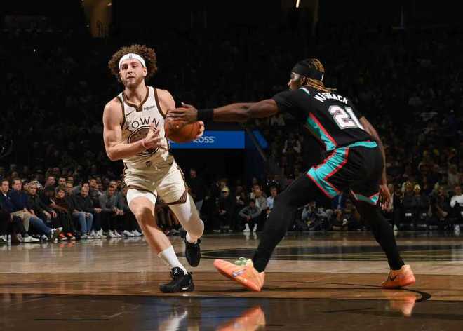 勇士决胜11-0准绝杀17分逆转灰熊 桑托斯16+8引7人上双制胜