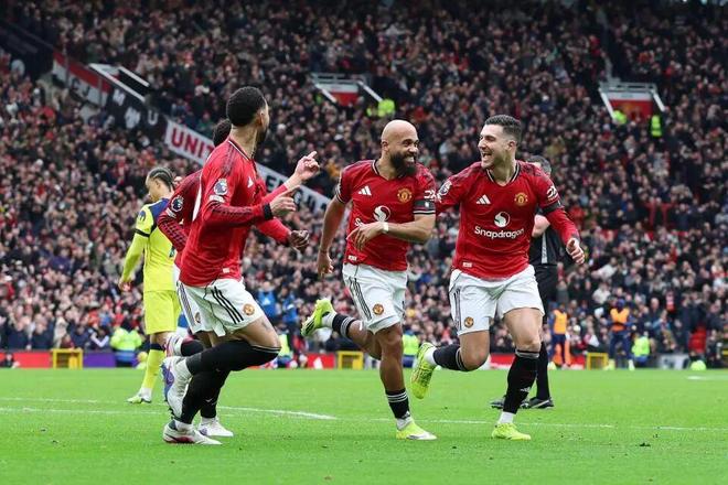 曼联2-0热刺获4连胜!卡里克再过一关,斩落克星重返欧冠几无悬念 曼联2-0热刺获4连胜!卡里克再过一关,斩落克星重返欧冠几无悬念