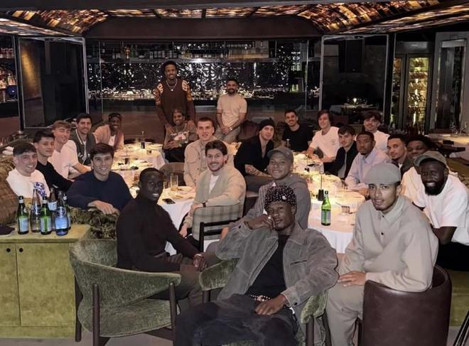 没带教练，皇马一线队所有球员举行了一次团队晚宴