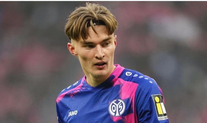 18岁波兰后防神童横空出世,超级香饽饽,引得6大欧洲劲旅疯抢 18岁波兰后防神童横空出世,超级香饽饽,引得6大欧洲劲旅疯抢