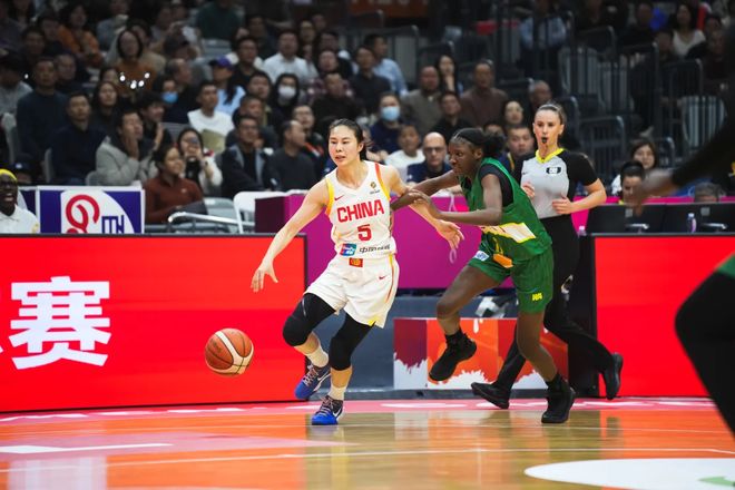 在场赢14分！中国女篮30岁王牌再立功：联手李月汝韩旭定军心