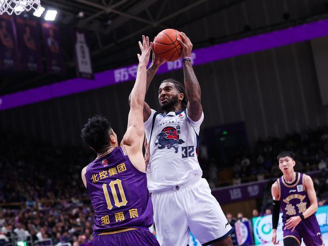 山东男篮核心外援因伤缺席三周，季后赛冲刺之路蒙上阴影