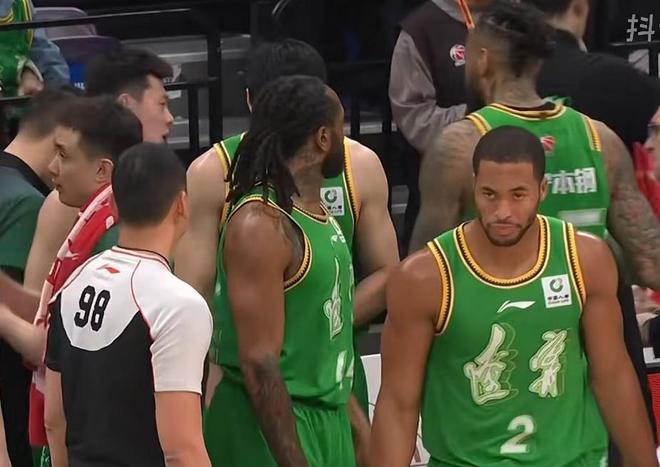 辽宁男篮42分大胜，张陈治锋18+5新援14分4抢断，付豪15分4篮板！