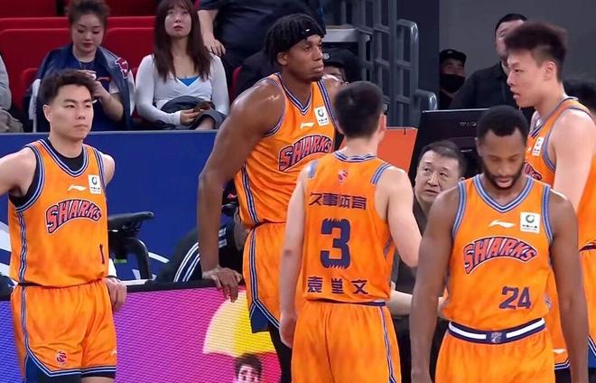 16连胜！上海男篮39分大胜，闫鹏飞21+7刘礼嘉11分，姜伟泽11中3