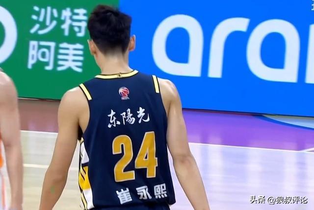 表现糟糕！崔永熙隔扣遭对手大帽+末节三分5中0 关键失误葬送比赛