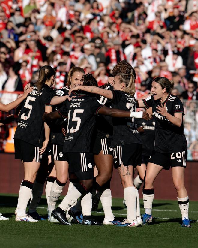 拜仁女足提前4轮卫冕德女子联冠军，斩获联赛四连冠