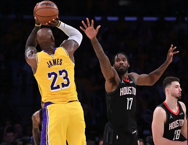 神奇！湖人前场篮板仅3个 比火箭少18个仍赢球 火箭93投仅35中