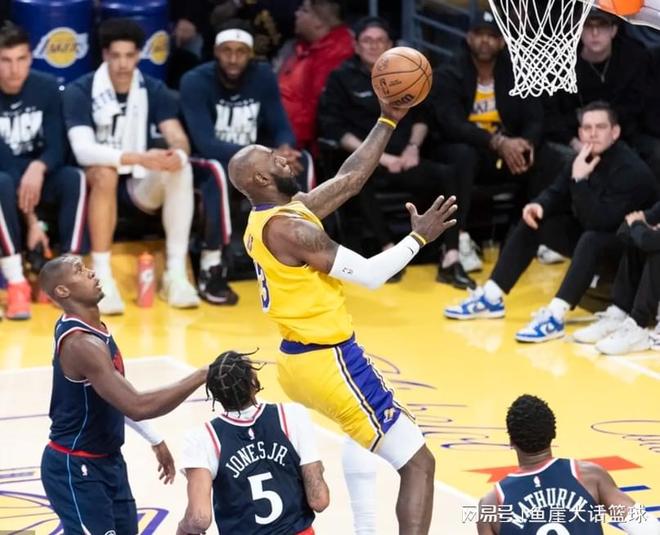 湖人125-122快船！老詹谈小卡把话挑明，东契奇该夸，湖人被看衰