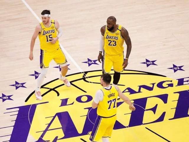 逆转失败！伦纳德31+5伤退，东契奇轰38+11，但老詹结局也已注定