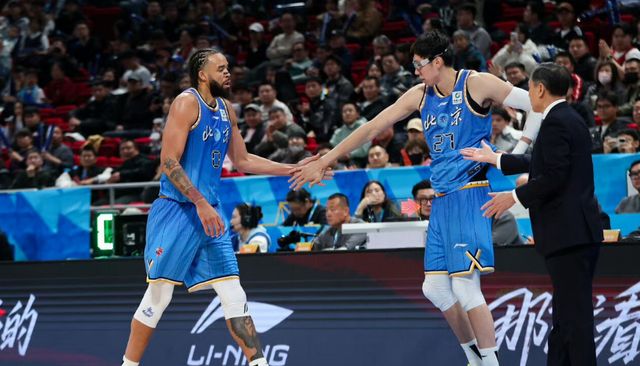 北京首钢拒绝输球！全力击败广州男篮，麦基对位徐昕，央视直播