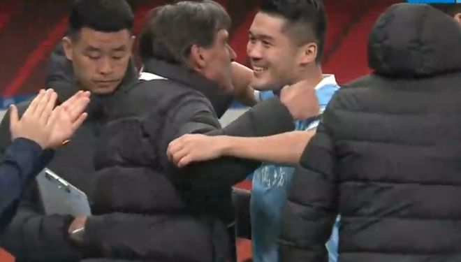 上海海港噩梦开局!钟义浩26秒闪击,古斯塔沃中柱,颜骏凌不满 上海海港噩梦开局!钟义浩26秒闪击,古斯塔沃中柱,颜骏凌不满