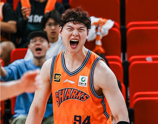 联赛第一！上海大胜山东豪取8连胜 王哲林17+8李添荣21分