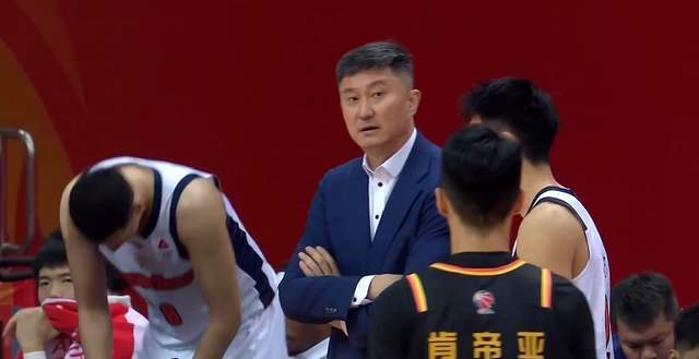 任性?广东被绝杀仅1夜,杜锋返粤出席活动,助教带队备战沪粤战 任性?广东被绝杀仅1夜,杜锋返粤出席活动,助教带队备战沪粤战