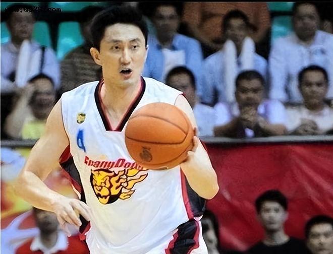 杜锋：三个姐姐供他打球，夺冠后为姐姐养子，风光背后有泪水