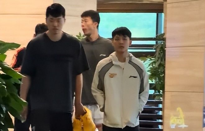 广东队抵达顺德！徐杰情绪低落，胡明轩和崔永熙有说有笑