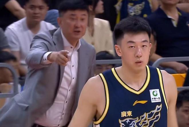 广东男篮33分大胜！奎因29+7+7杜润旺20分，王洪泽陈家政表现出色