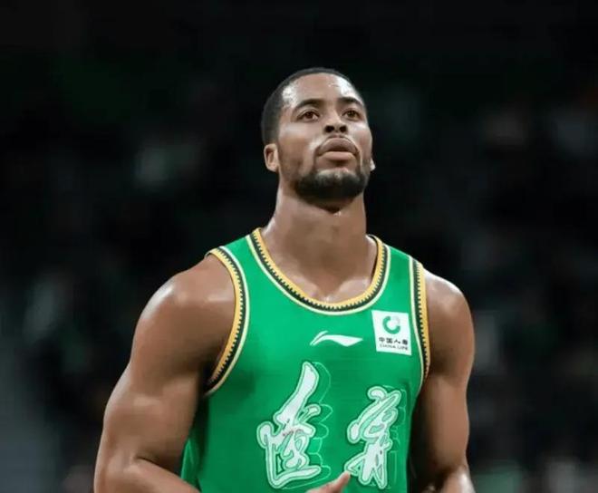 乌戈卡位战犯浑！不上莱迪护篮板，死用手帝自爆，为啥不用二哥？