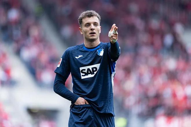 多特夏窗头号目标：23岁前锋+16岁后腰