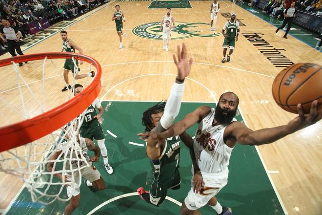 哈登轰27+5+6强势回暖!骑士拒雄鹿逆转 莫布利27+15米切尔14中4 哈登轰27+5+6强势回暖!骑士拒雄鹿逆转 莫布利27+15米切尔14中4