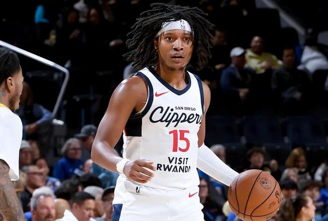 手感不算特别理想，但快船后场新星在防守端的表现非常惊艳？