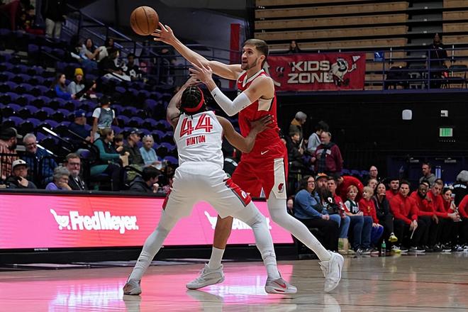 藏龙卧虎！杨瀚森在开拓者二队的替补曾是肯塔基大学的先发中锋？