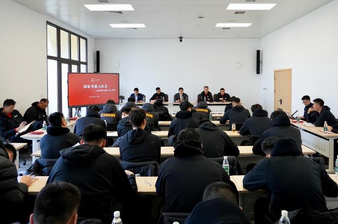 男篮开会遭批!不止内容老套无新意 胡明轩疑似看手机助教打瞌睡 男篮开会遭批!不止内容老套无新意 胡明轩疑似看手机助教打瞌睡