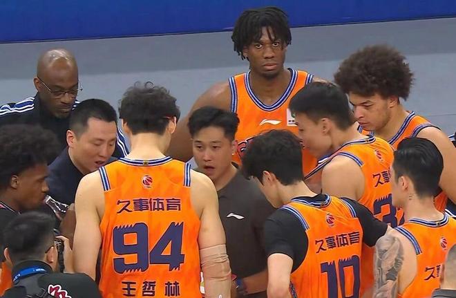 再次夺冠！上海男篮20分大胜山西，刘铮24+6洛夫顿25+8，白边凶猛