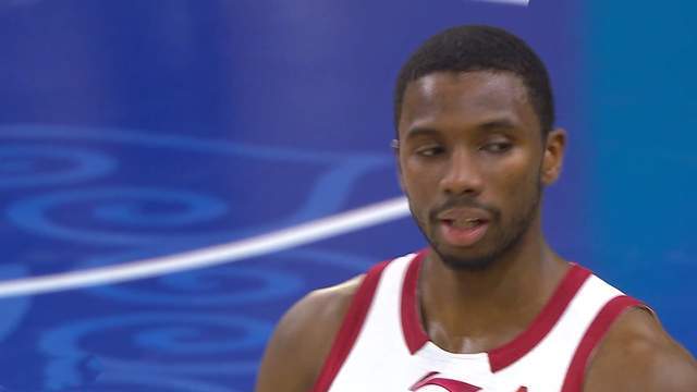 卫冕杯赛冠军，上海男篮20分大胜 偰李永炜18+8 山西男篮罚下6人