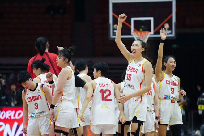 女篮开门红!3大中锋轰47分太无解 张子宇11分钟砍12+3手握5优势 女篮开门红!3大中锋轰47分太无解 张子宇11分钟砍12+3手握5优势