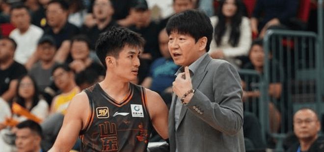 山东男篮险胜江苏邱彪再次恶心球迷：两嫡系球员光腚推磨转圈丢人