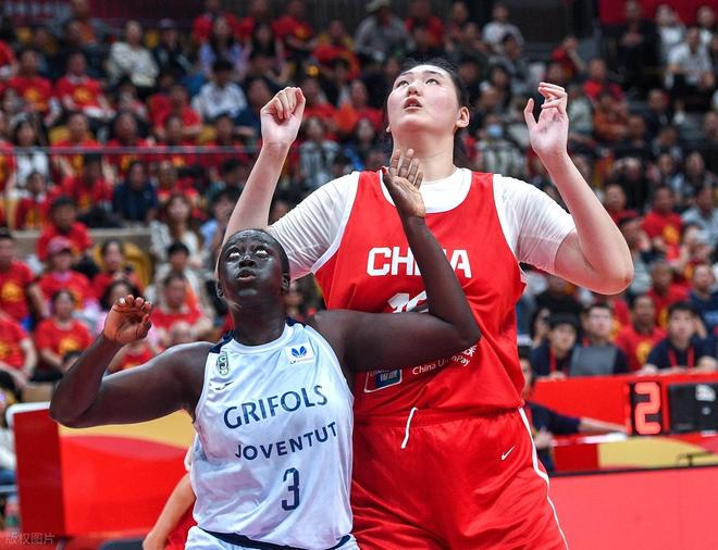 29岁！没组织没进攻，上场就是4打5，球迷：她怎么进的中国女篮？