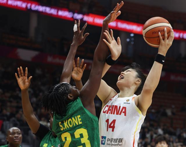 中国女篮世预赛取得开门红，李月汝回归首秀得分全队最高