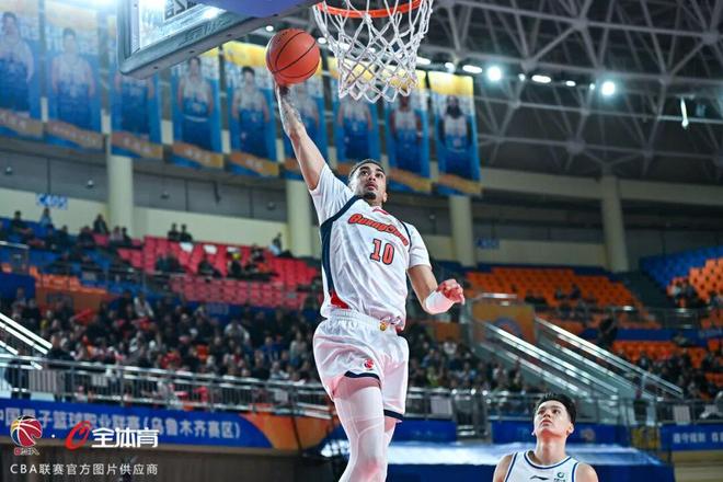 下半场进攻乏力，华南虎客场憾负新疆