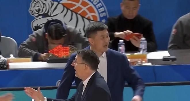 广东3消息！杜锋被批输球后还在笑，徐杰最新伤情，萨林杰被劝退