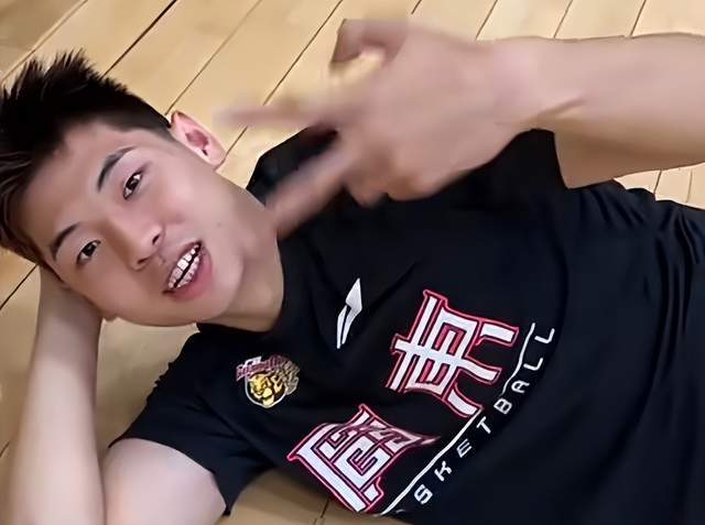 广东VS深圳凶多吉少!崔永熙上演首秀,杜锋要弃用两名混子球员 广东VS深圳凶多吉少!崔永熙上演首秀,杜锋要弃用两名混子球员