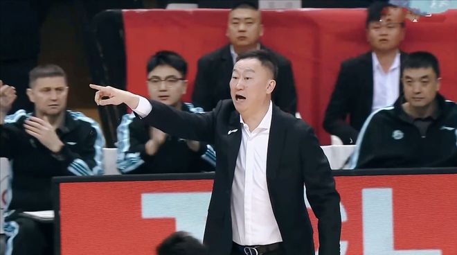 30分惨败！2大新援难挽3连败，CBA关键1战：青岛摧枯拉朽升第5！