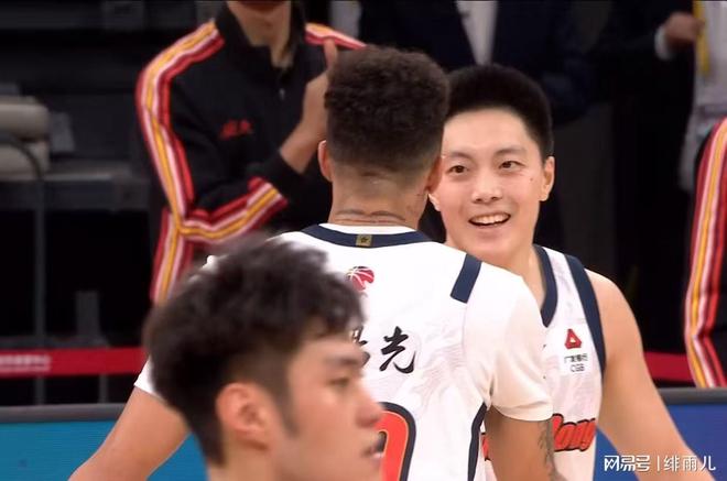 杜锋赌对了！张皓嘉打爆深圳男篮，这可是广东队的首发三号位！