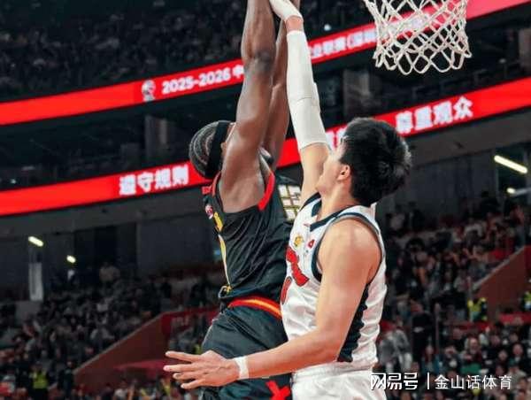 不应该！周鹏掩护动作引杜锋不满，媒体人：有失前国家队队长水准