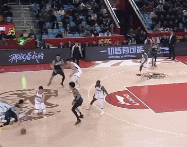 啊！袭裆2米25大中锋！广东队昔日三冠成员