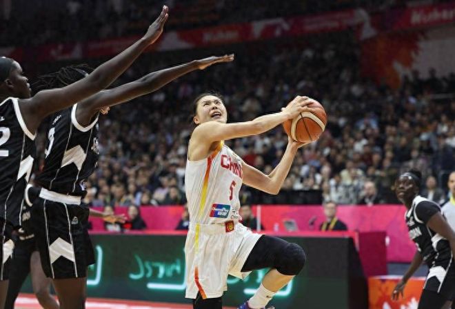 女篮10分险胜南苏丹，3人满分3人不及格，宫鲁鸣做对了两个选择