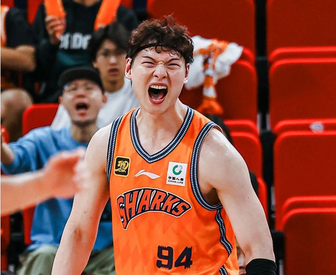 联赛第一!上海逆转青岛豪取7连胜 王哲林复出2分洛夫顿18+7 联赛第一!上海逆转青岛豪取7连胜 王哲林复出2分洛夫顿18+7