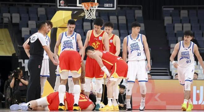 媒体人：胡金秋肩膀被拉伤导致胳膊无法抬起，万幸未伤到骨头