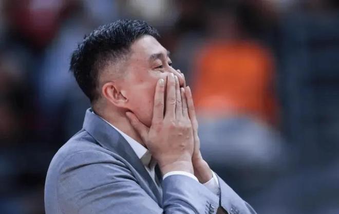 杜锋终于醒了！减少谩骂，弃用2将，增加徐杰持球，战术也更明确