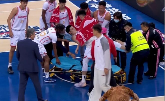 重伤！深圳18岁新星冯熙瑞首次首发对抗受伤 已紧急送医院检查